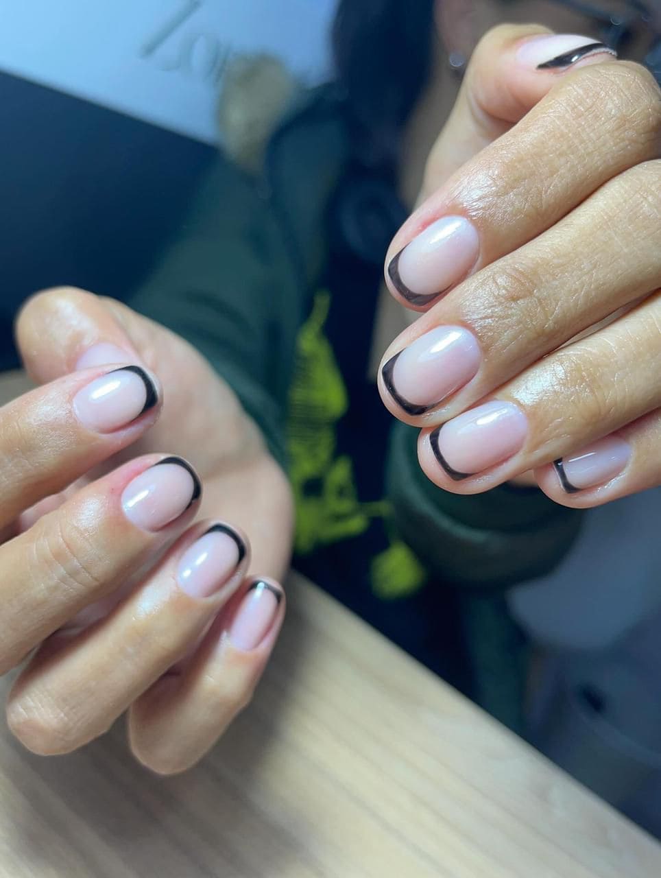 Manicure francés negro en Zénika Beauty Studio