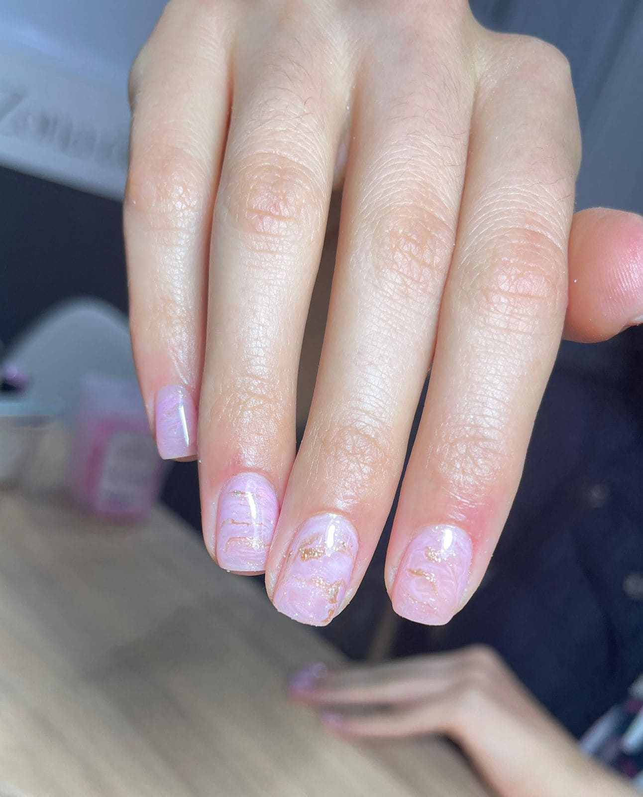 Manicure sutil con detalles suaves en Zénika Beauty Studio